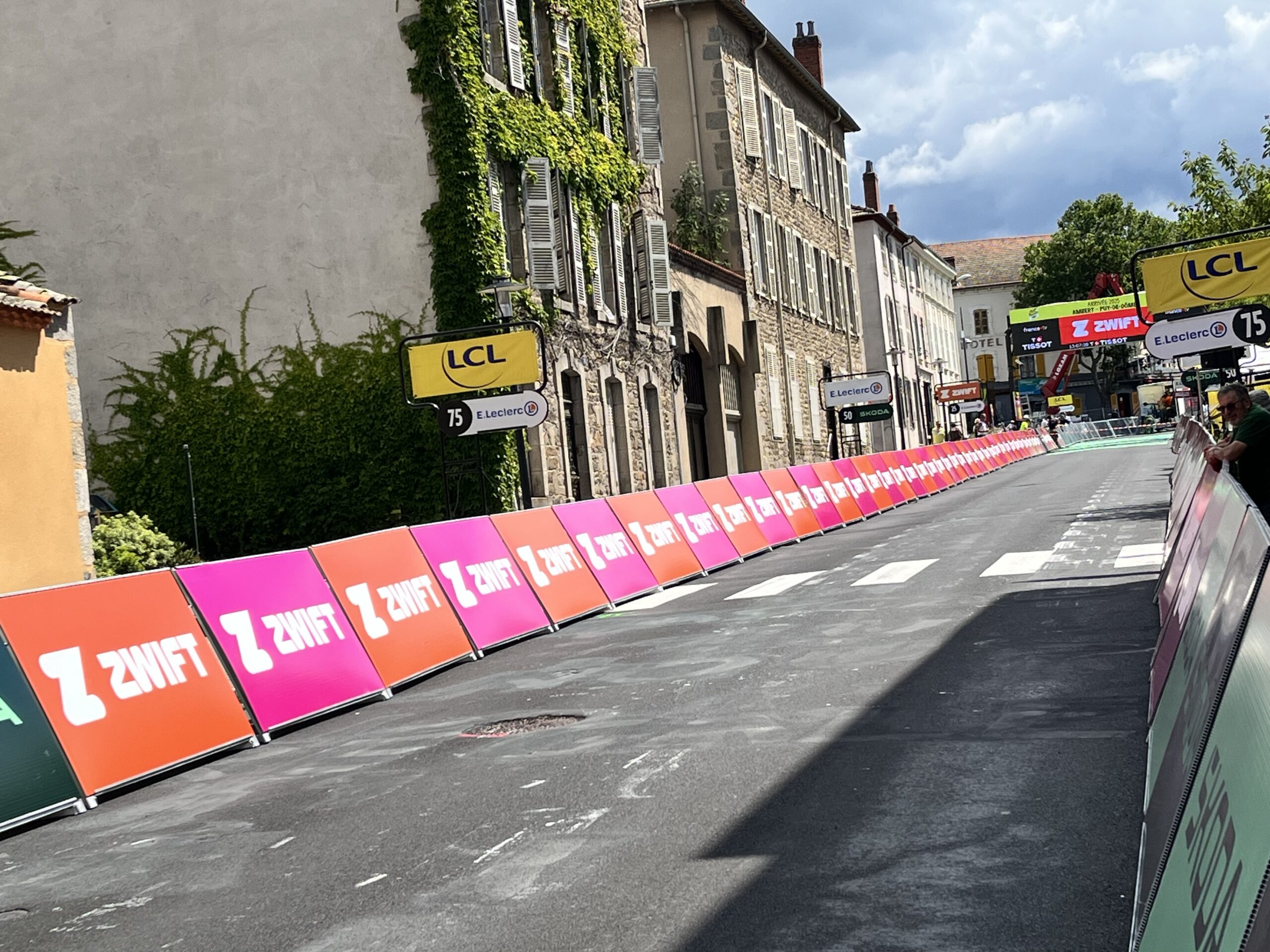 Présence du collectif Destinatin Grand'R au Tour de France féminin à Ambert